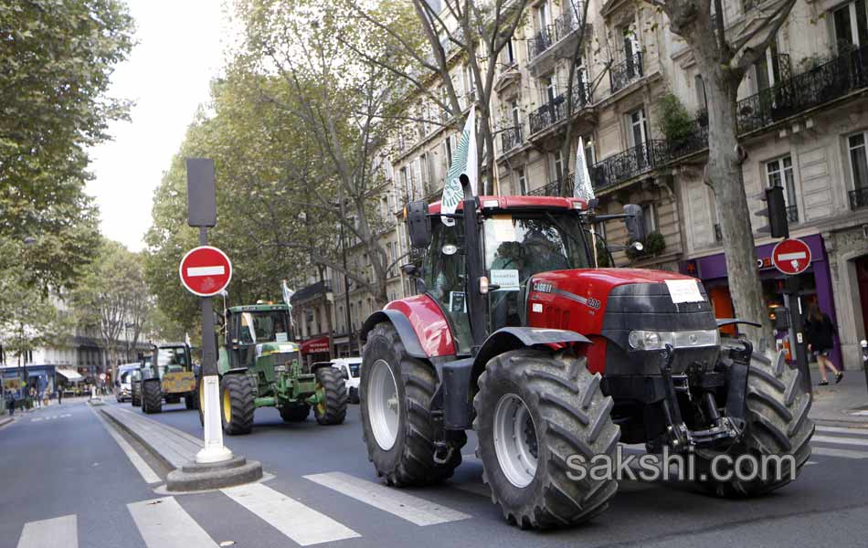 Tractors roll along a street in Paris5