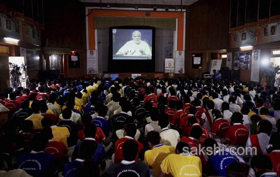 Modi in school students8