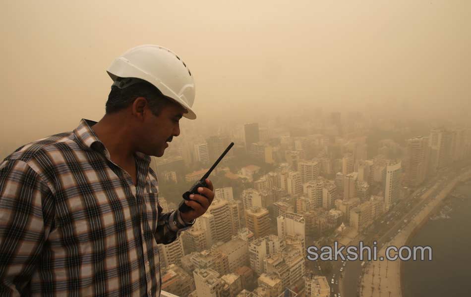 Unseasonal sandstorm hits Lebanon Syria21