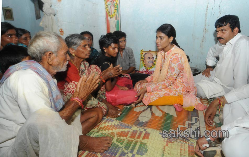 ys sharmila 3rd day paramarsha yatra in warangal distirict4