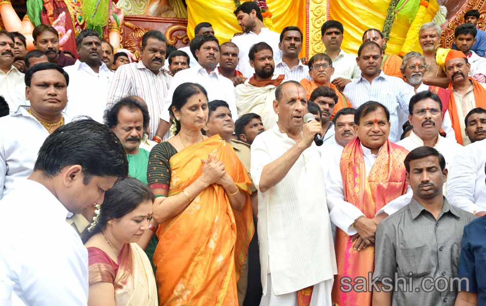 Governor perfoms ganesha puja at Khairatabad2