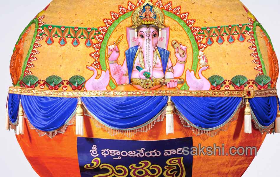 Governor perfoms ganesha puja at Khairatabad9