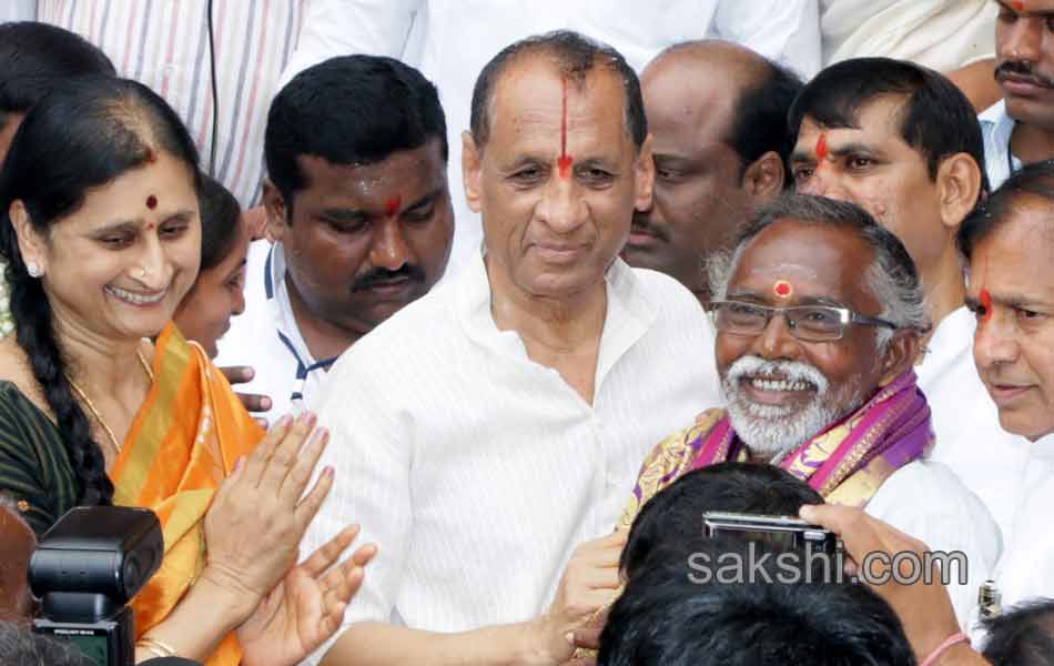 Governor perfoms ganesha puja at Khairatabad15