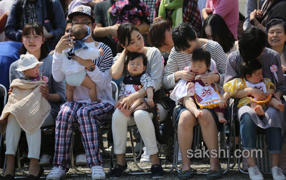 These Sumo Wrestlers Make Babies Cry It Out For Good Health14