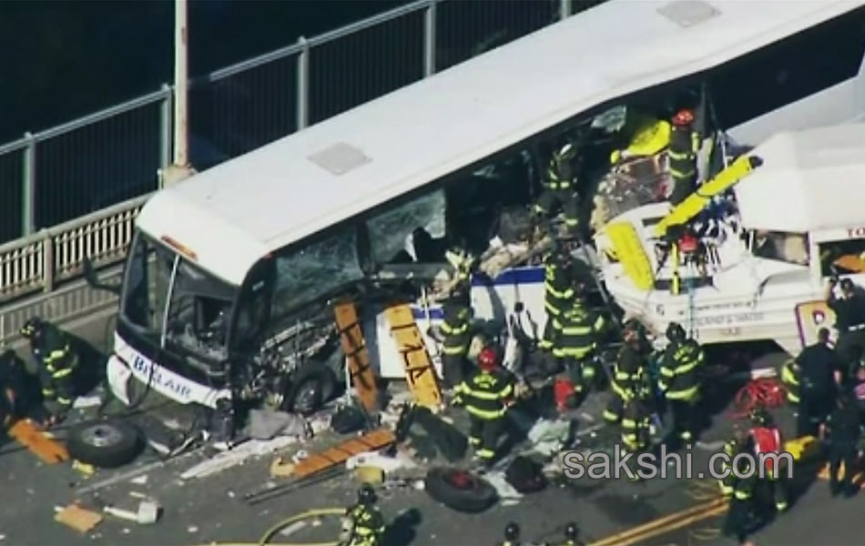 Seattle Tour Bus Crash18