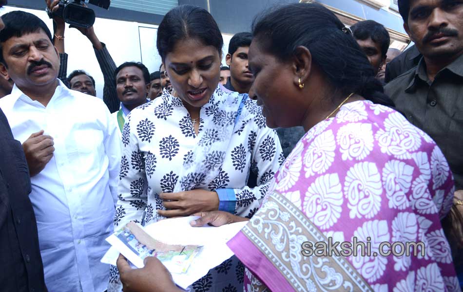 ys sharmila paramarsha yatra in adilabad district - Sakshi1