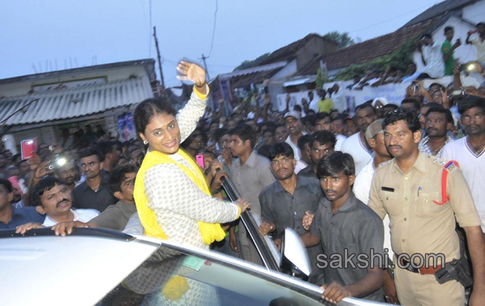 YS Sharmila Paramarsha Yatra Adilabad - Sakshi2