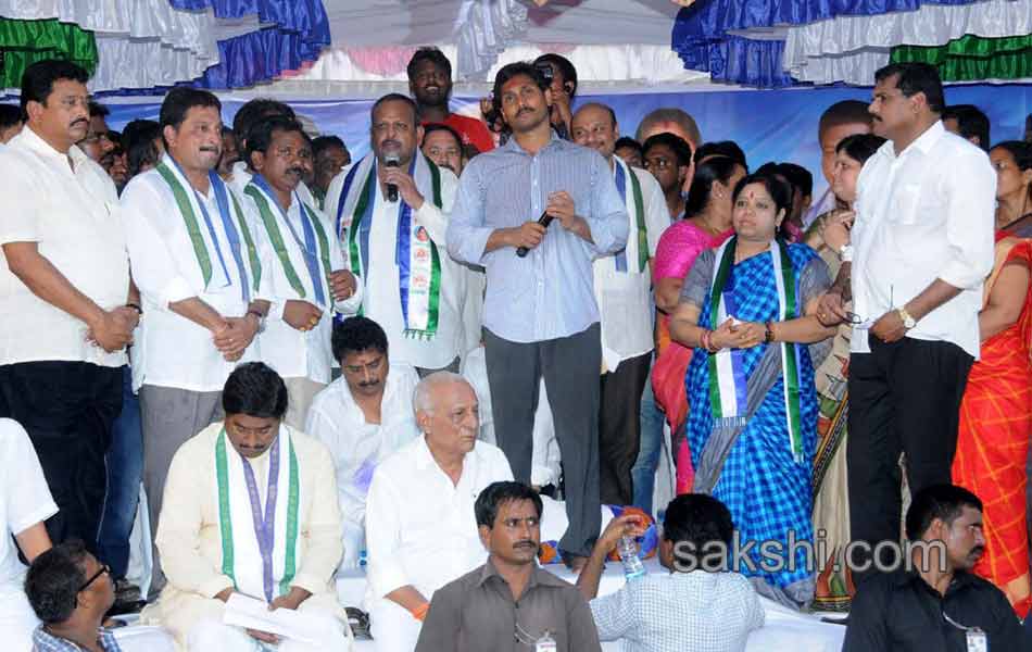 ys jagan mohan reddy supports bhogapuram farmers protes - Sakshi14