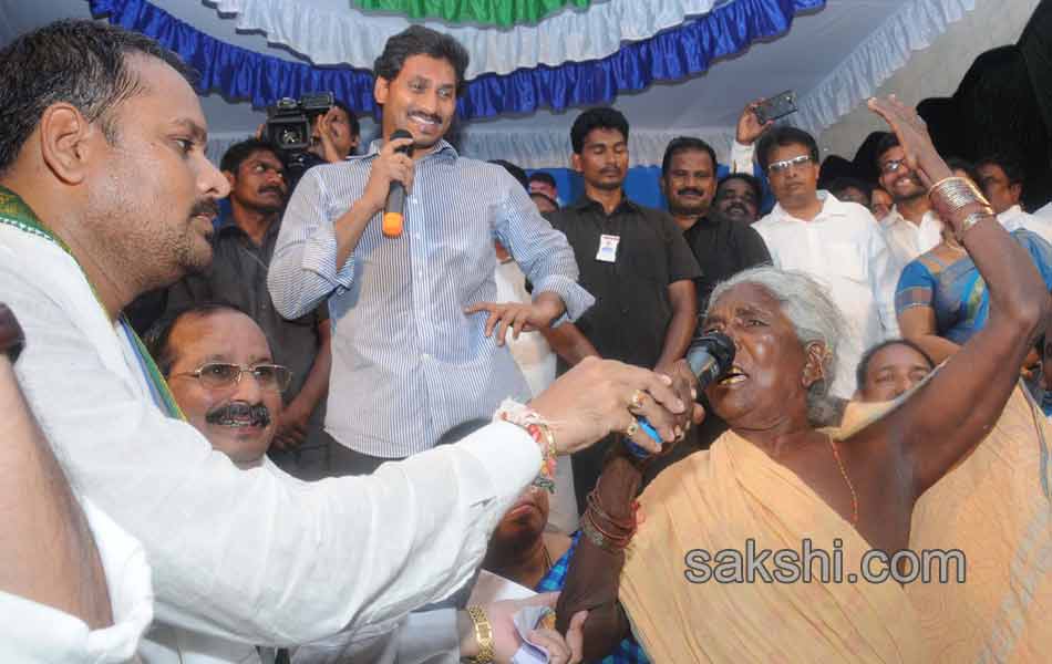 ys jagan mohan reddy supports bhogapuram farmers protes - Sakshi16