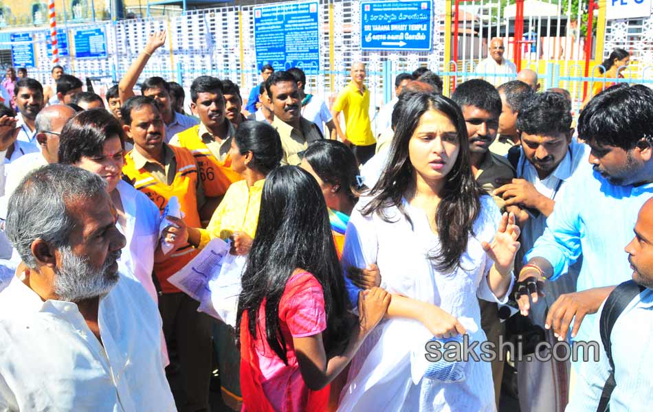 rudramadevi movie team visits tirumala5