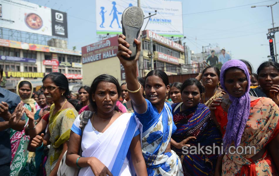 asha workers arrest in rtc cross roads8