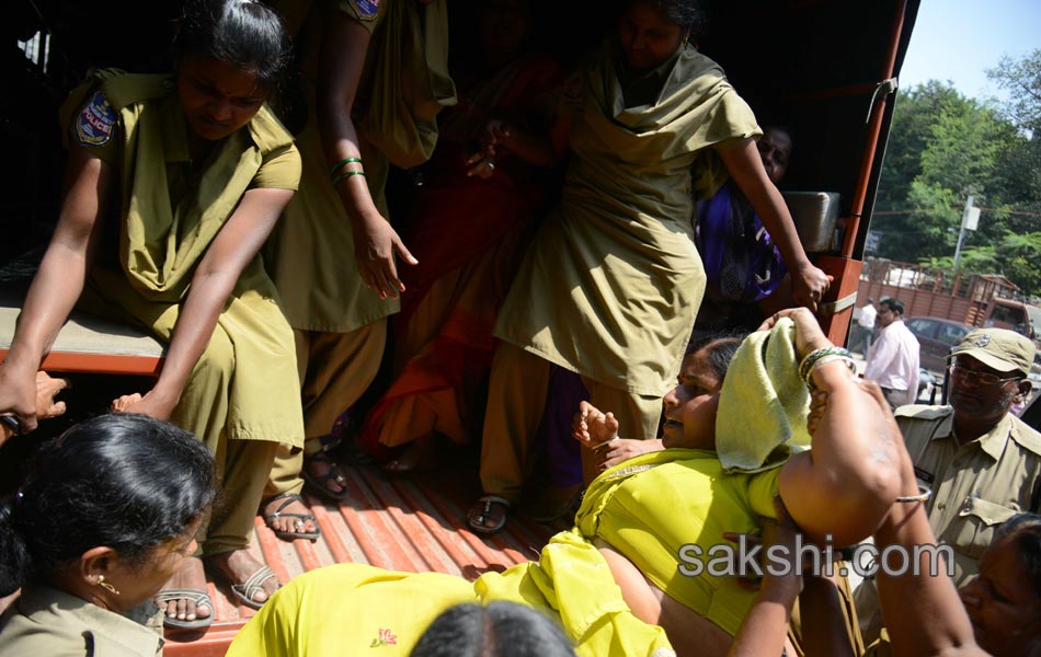 asha workers arrest in rtc cross roads18