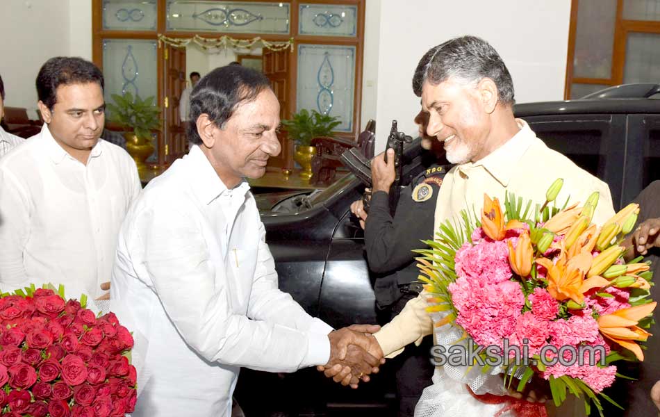 AP CM Chandrababu meets Telangana CM KCR at Camp office - Sakshi6