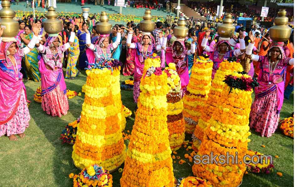 bathukamma rally from lb stadium to tankbund15