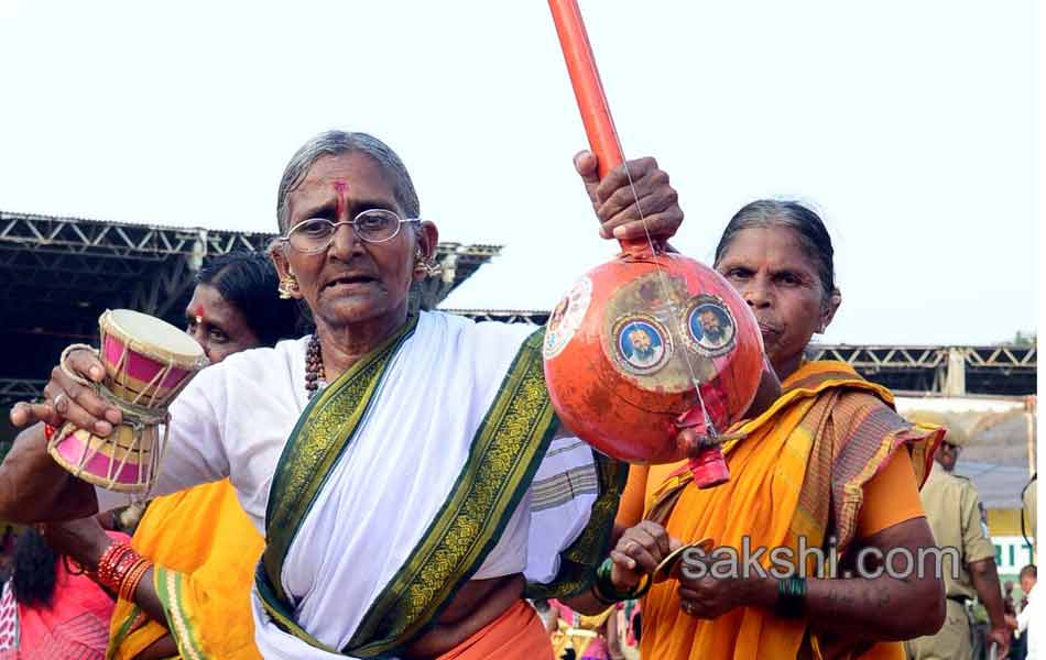 bathukamma rally from lb stadium to tankbund32