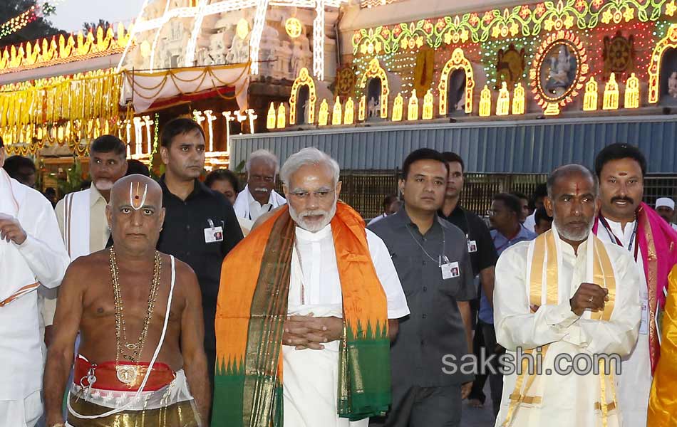 narendra modi balaji darshan - Sakshi1