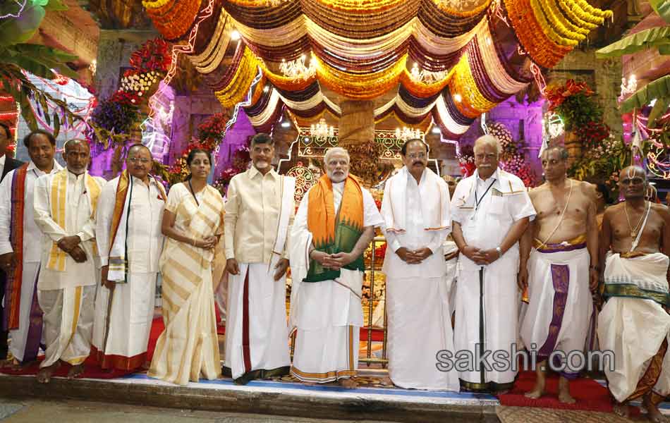 narendra modi balaji darshan - Sakshi11