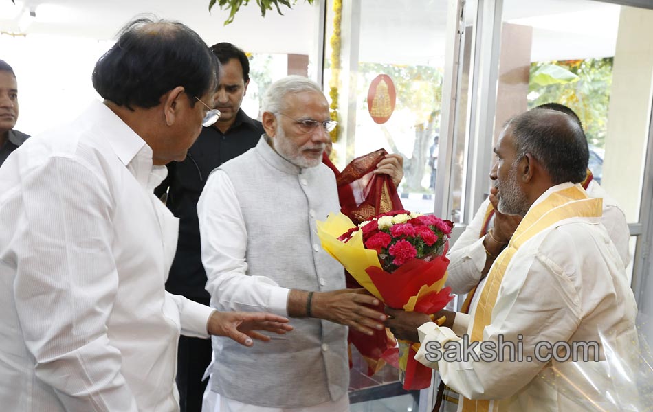 narendra modi balaji darshan - Sakshi22