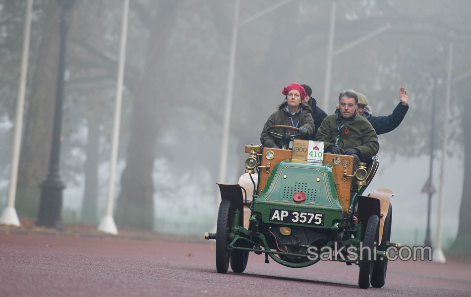 Vintage cars are driven through Westminster4