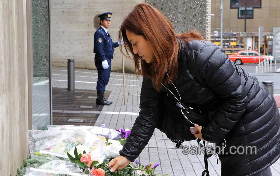 paris terror attacks people paying tribute10