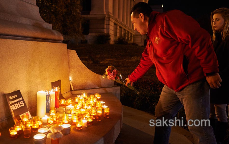 paris terror attacks people paying tribute12