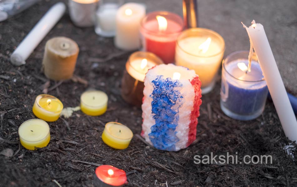 paris terror attacks people paying tribute28