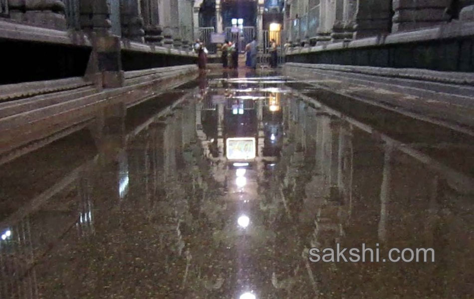 flood water in srikalahasti - Sakshi2