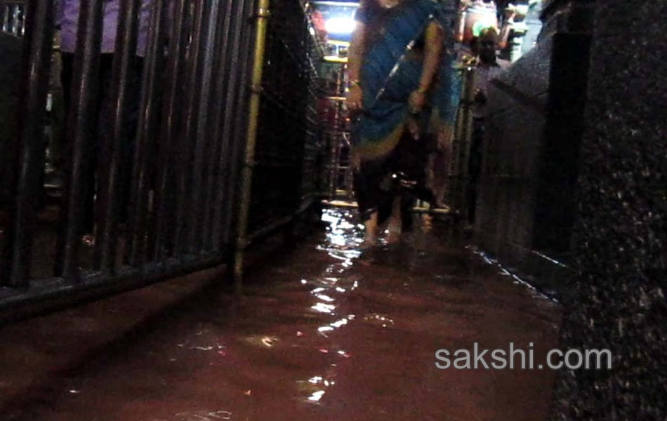 flood water in srikalahasti - Sakshi10