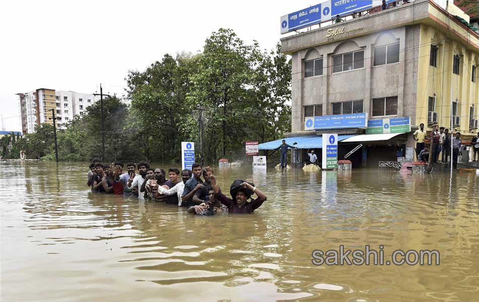 chennai submerged in rain water20