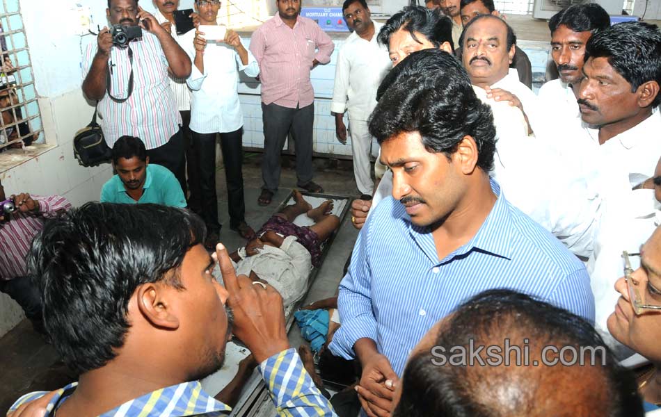 ys jagan mohan reddy consoles families of illicit liquor deaths - Sakshi3