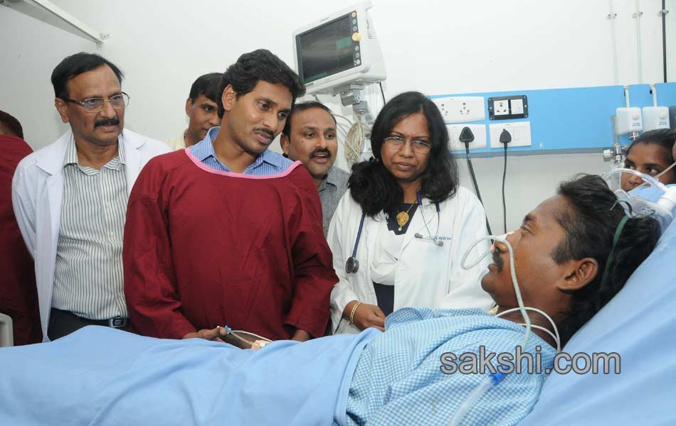 ys jagan mohan reddy consoles families of illicit liquor deaths - Sakshi7