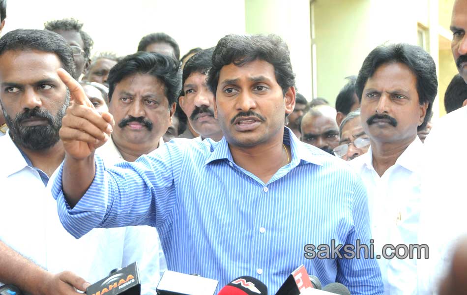 ys jagan mohan reddy consoles families of illicit liquor deaths - Sakshi12