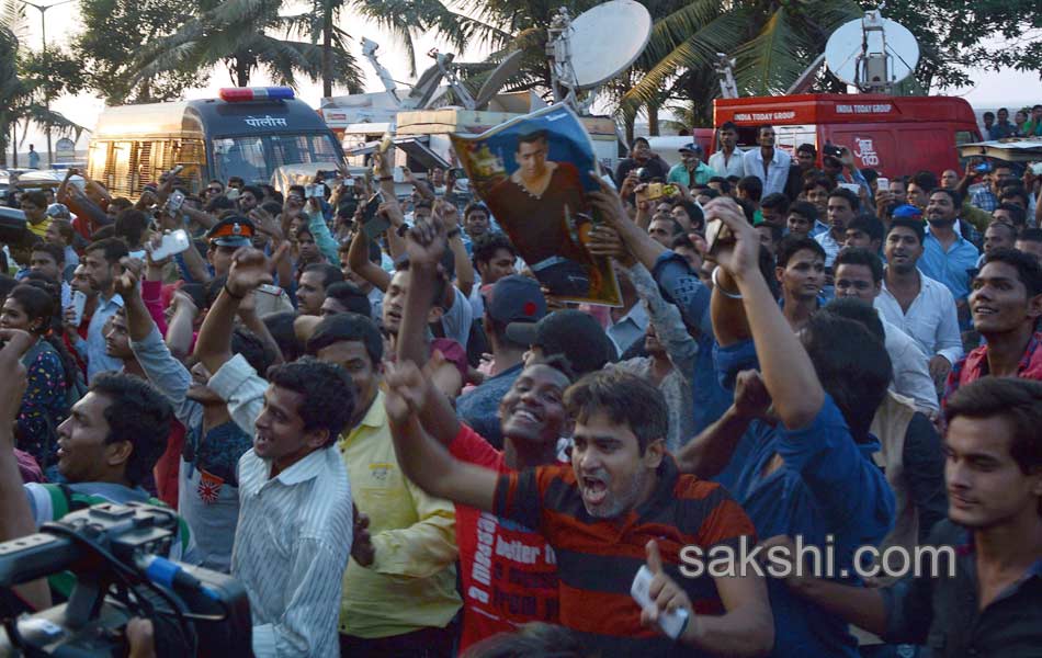 Salman walks from Bombay High Court2