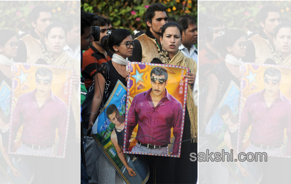 Salman walks from Bombay High Court4