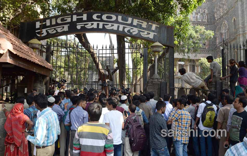 Salman walks from Bombay High Court6