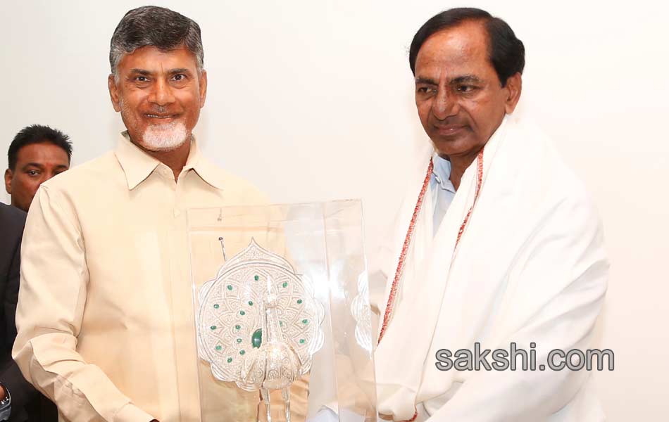 KCR And Chandrababu Bond Over Fish Curry And An Invite - Sakshi3