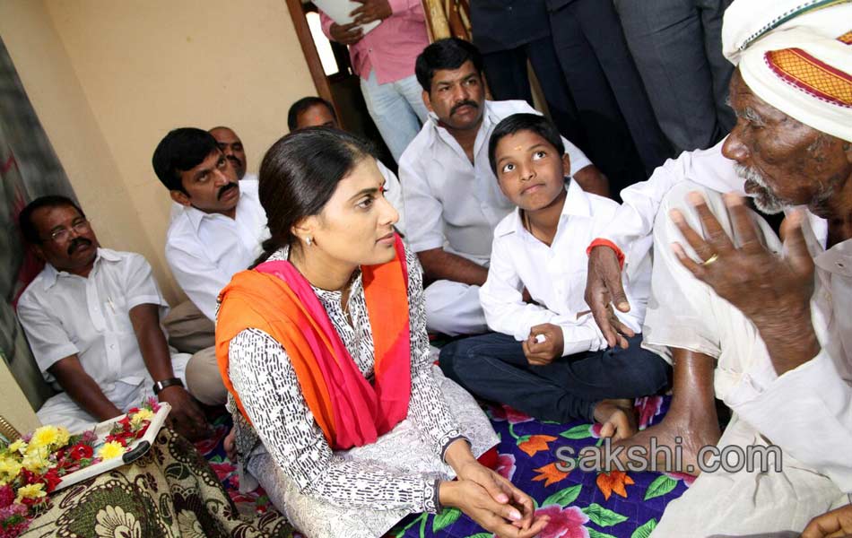 sharmila visited seven families in medak3