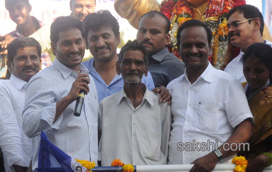 YS Jagan Mohan Reddy Rythu Bharosa Yatra In atp - Sakshi4