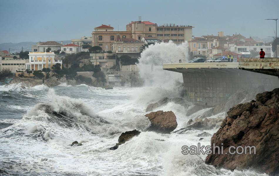 waves crashing on Marseille coastal road2