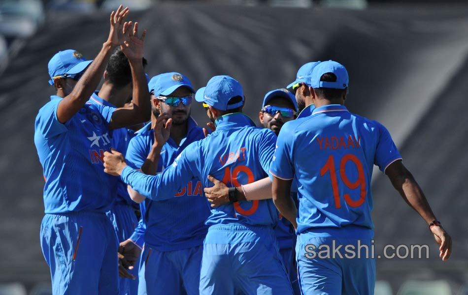 Australia beat India by five wickets in first ODI at Perth15