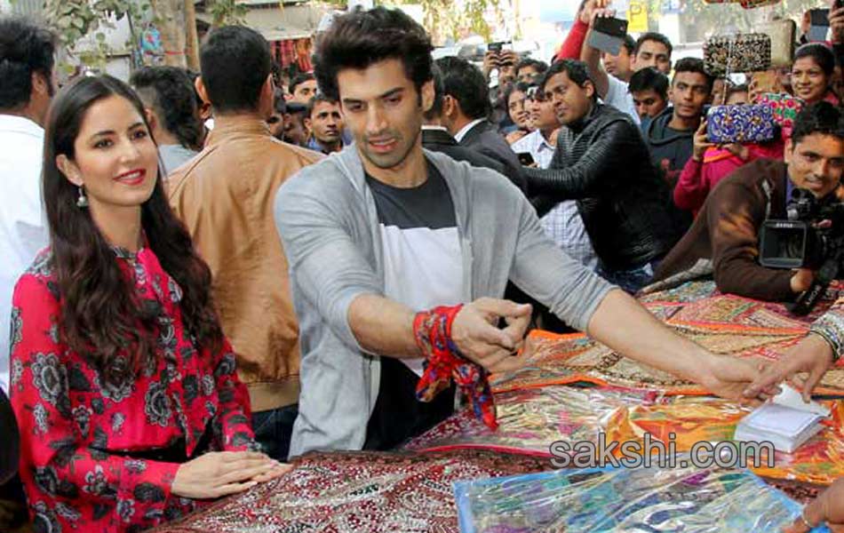 Katrina kaif and aditya roy kapoor go on shopping spree in delhi - Sakshi2