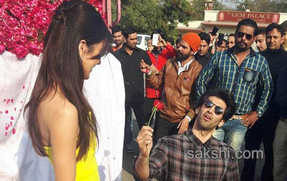 Katrina kaif and aditya roy kapoor go on shopping spree in delhi - Sakshi12