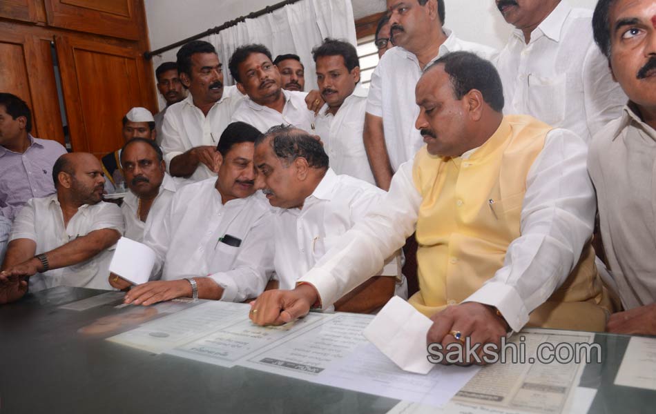 Mudragada ends fast after talks with Govt envoys - Sakshi12