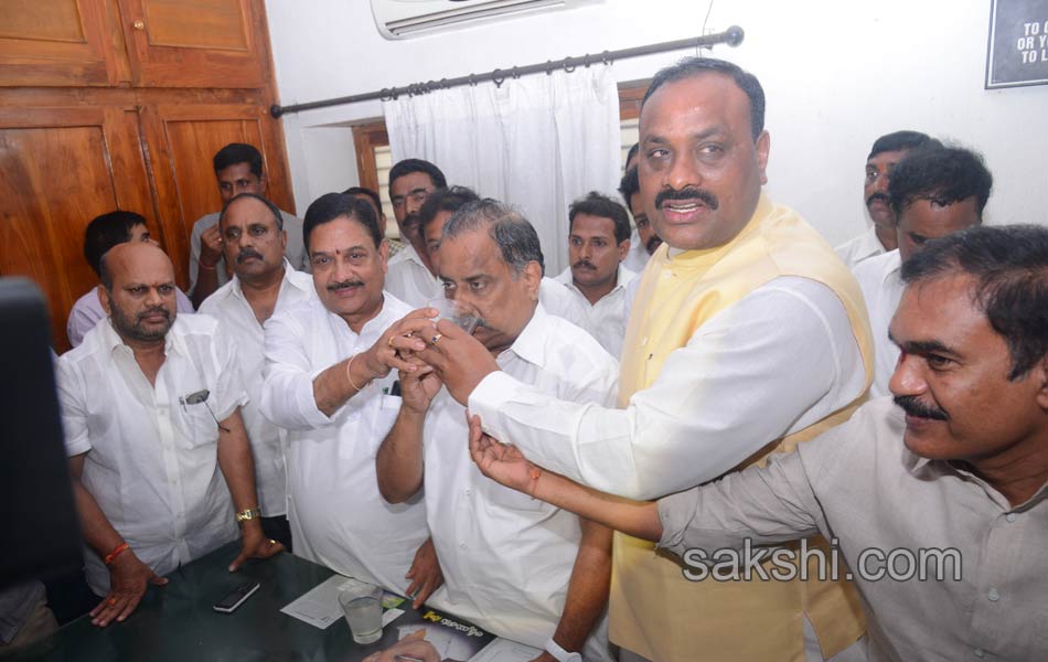 Mudragada ends fast after talks with Govt envoys - Sakshi14