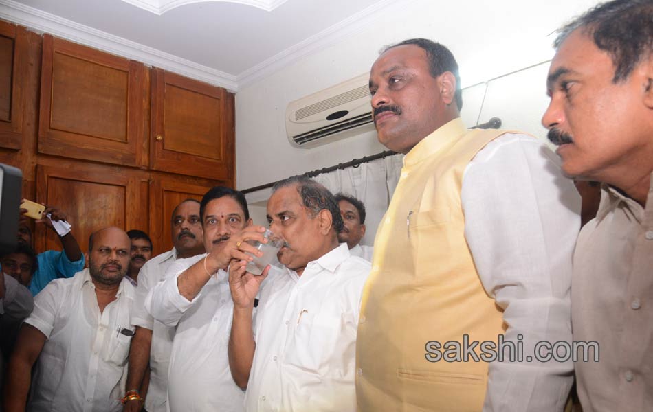 Mudragada ends fast after talks with Govt envoys - Sakshi15