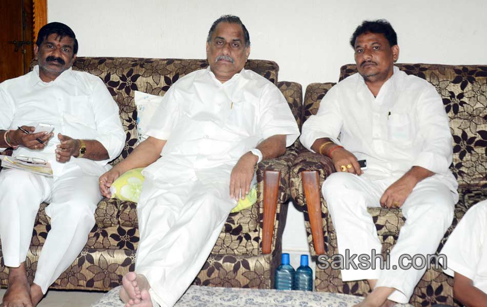 Mudragada ends fast after talks with Govt envoys - Sakshi22