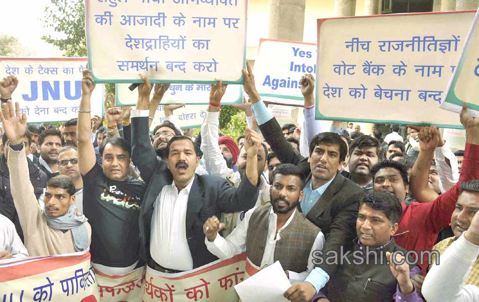 Lawyers JNU students clash in Patiala House court premises - Sakshi12