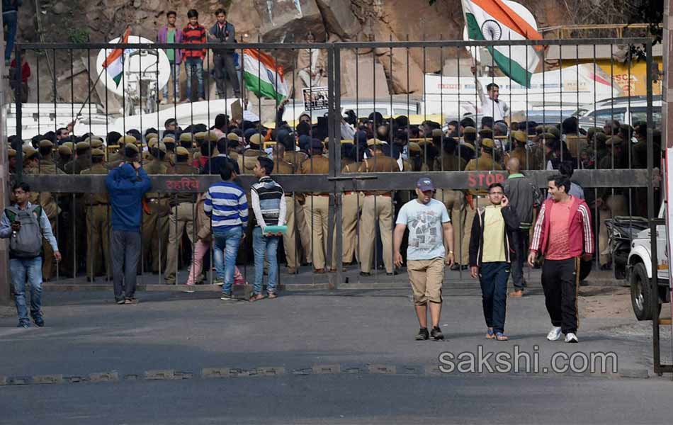 Lawyers JNU students clash in Patiala House court premises - Sakshi16