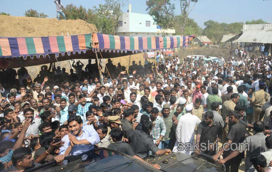 ys jagan mohan reddy attend mushtaq ahmed last rites - Sakshi4