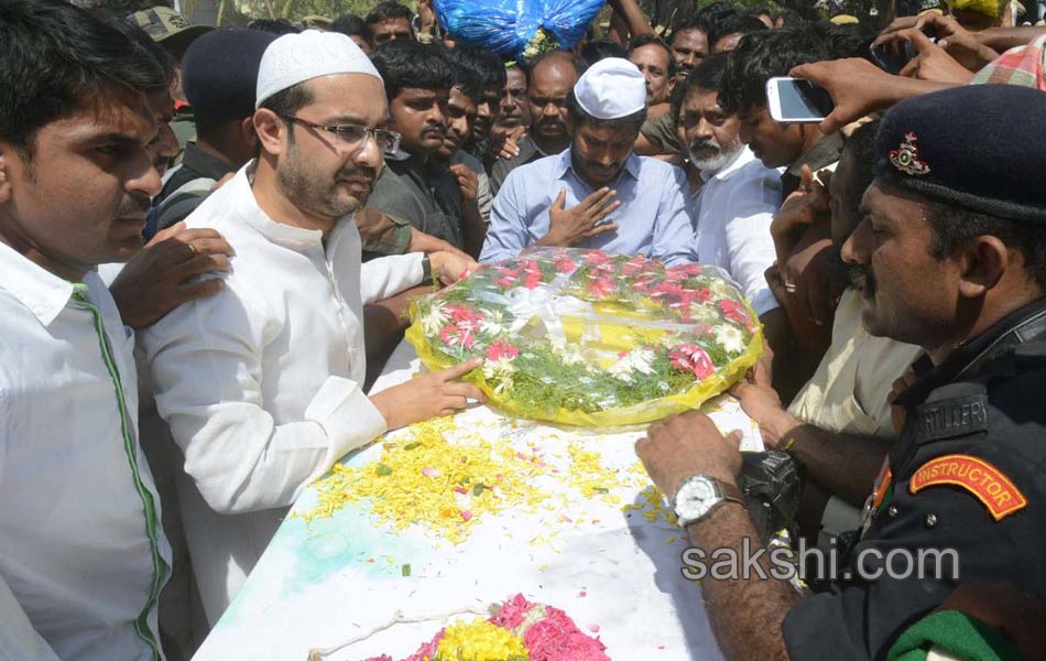 ys jagan mohan reddy attend mushtaq ahmed last rites - Sakshi7